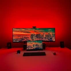 Aftenrød LED strip lyskæde monteret computerskærm